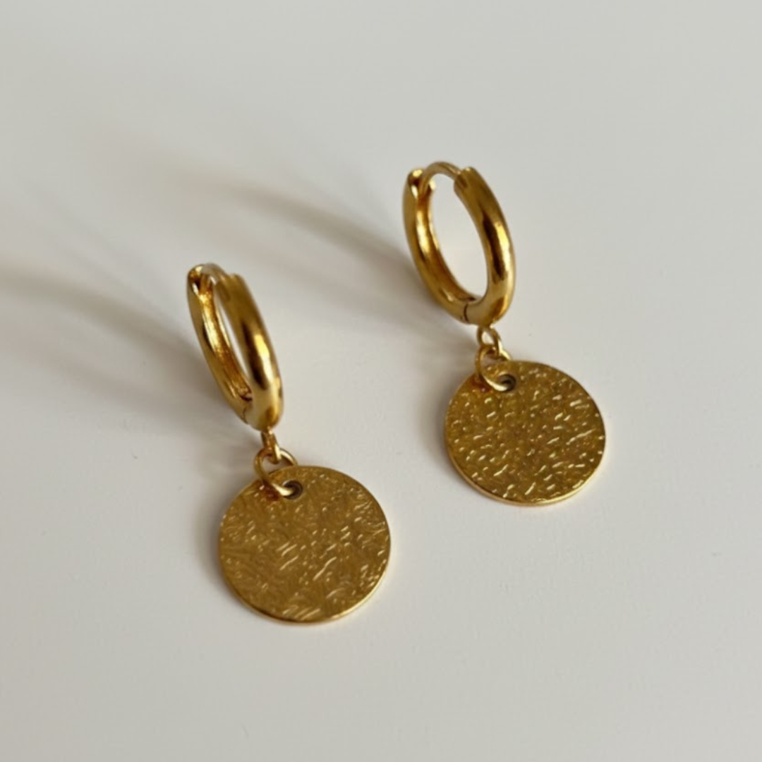 Pendientes Livia aro dorado medalla martele artesanales hecho a mano Espana Hanalima