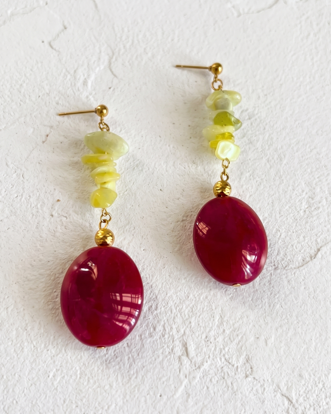 Pendientes Yara chips jade amarillo gota oval fucsia artesanales Hanalima