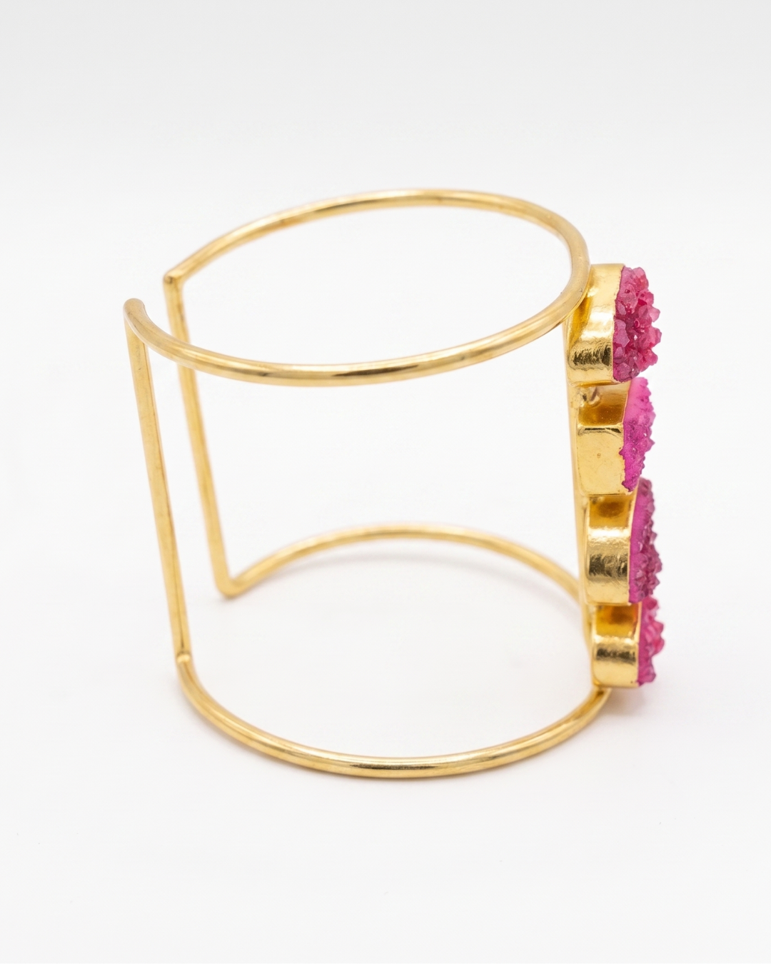 Brazalete Druzy Fucsia dorado piedras druzy artesanal hecho a mano Hanalima