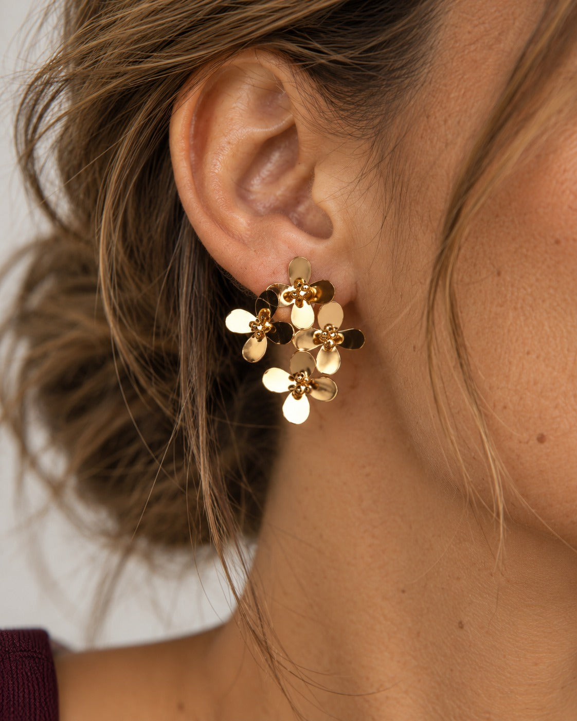 Pendientes Capucine puestos en modelo, detalle