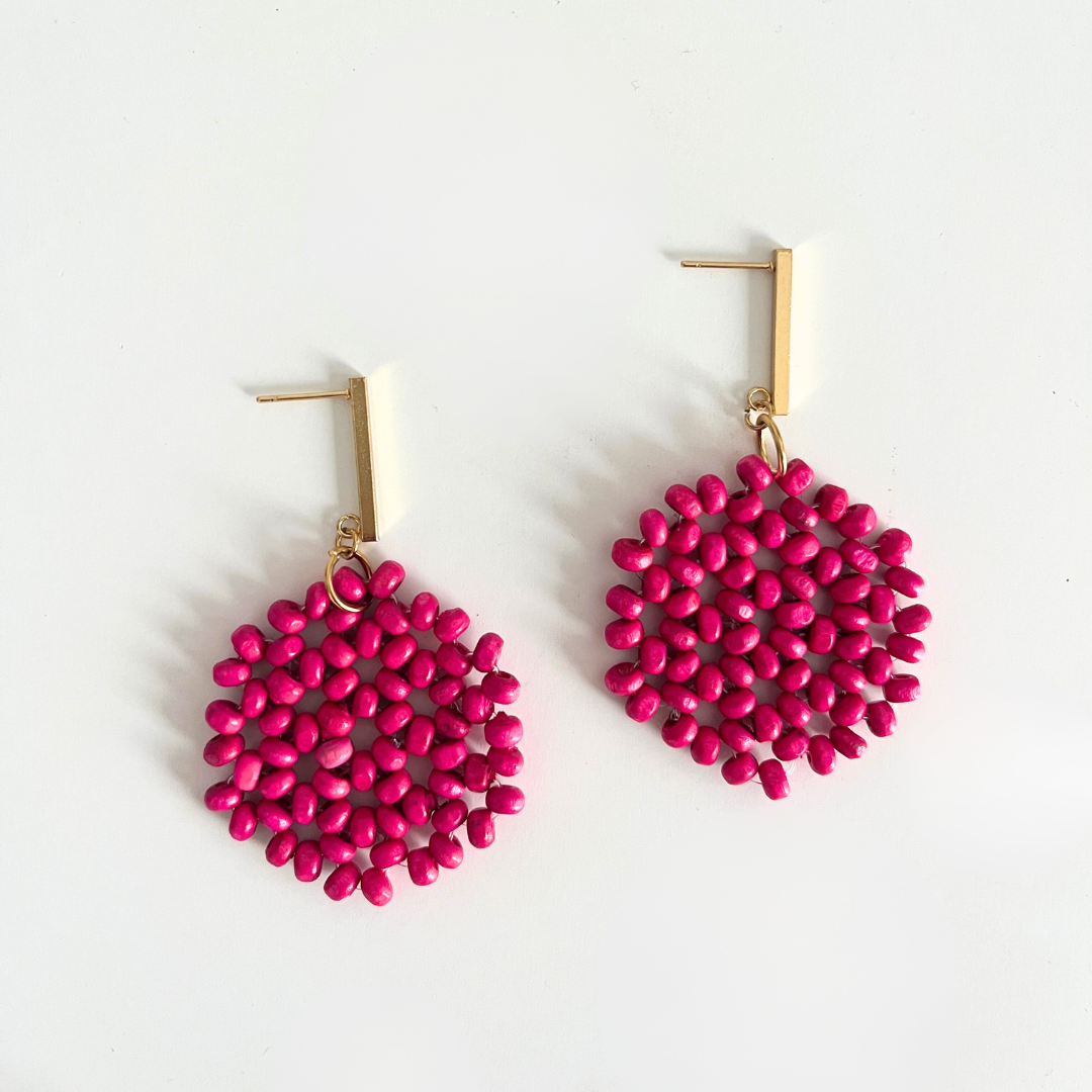 Detalle Pendientes Caelia Buganvilla artesanos acero inoxidable cortos dorados