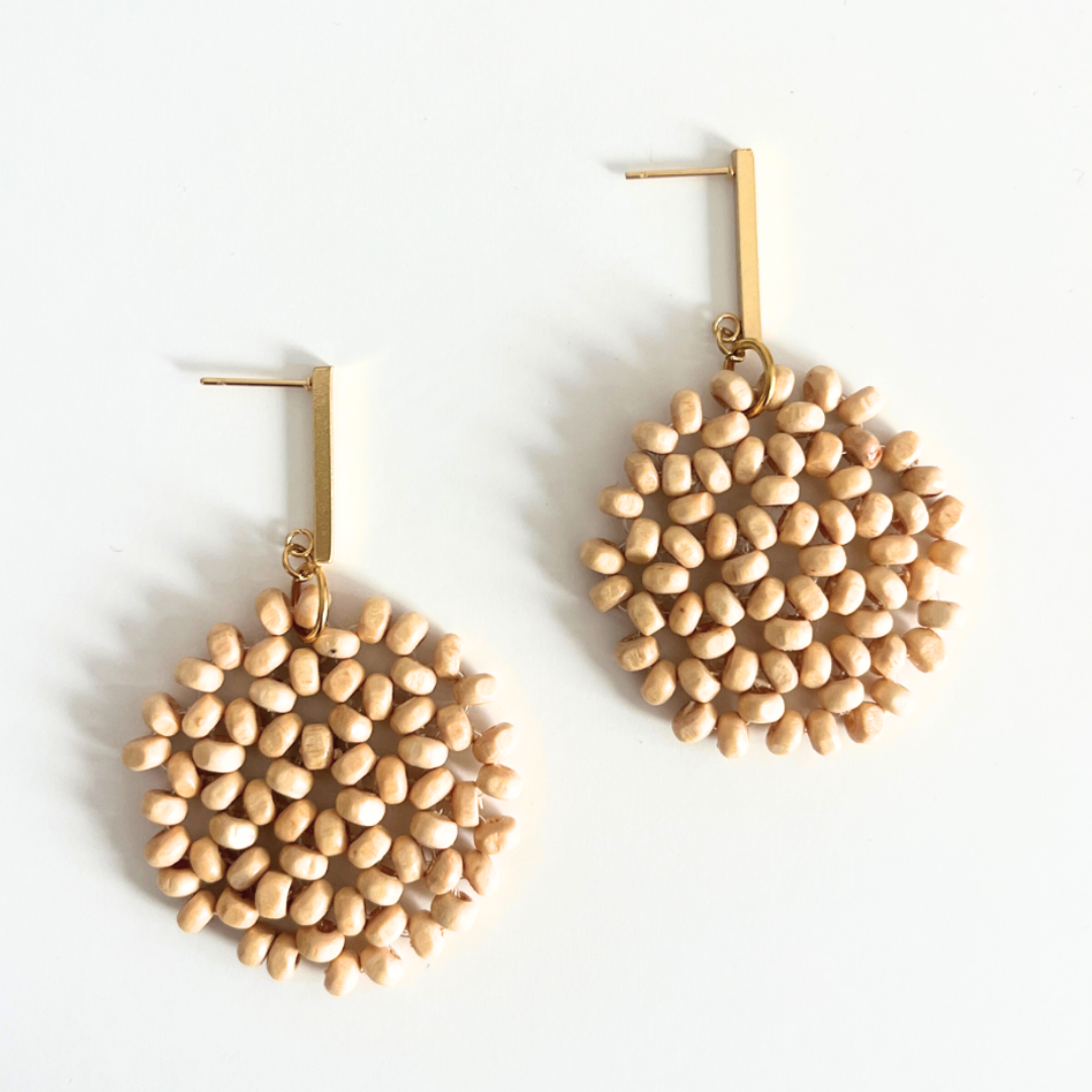 Detalle Pendientes Caelia Arena dorados artesanales ligeros para bodas graduaciones