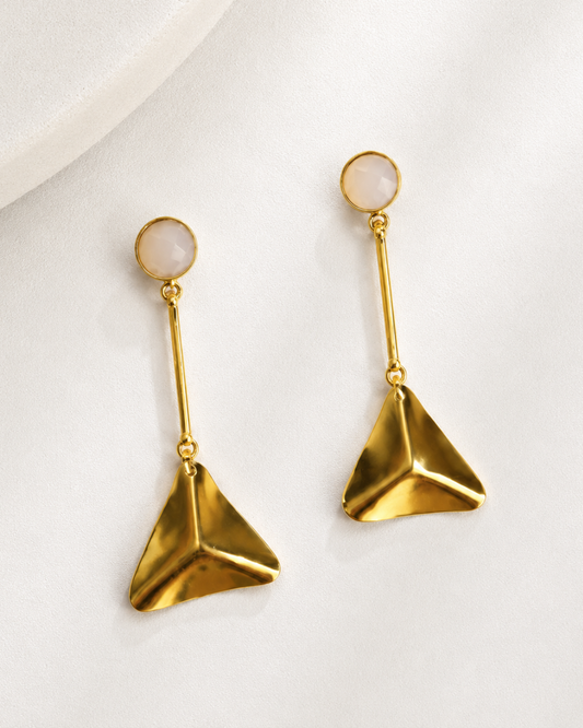 Pendientes Tara dorados con cristal facetado y triángulo