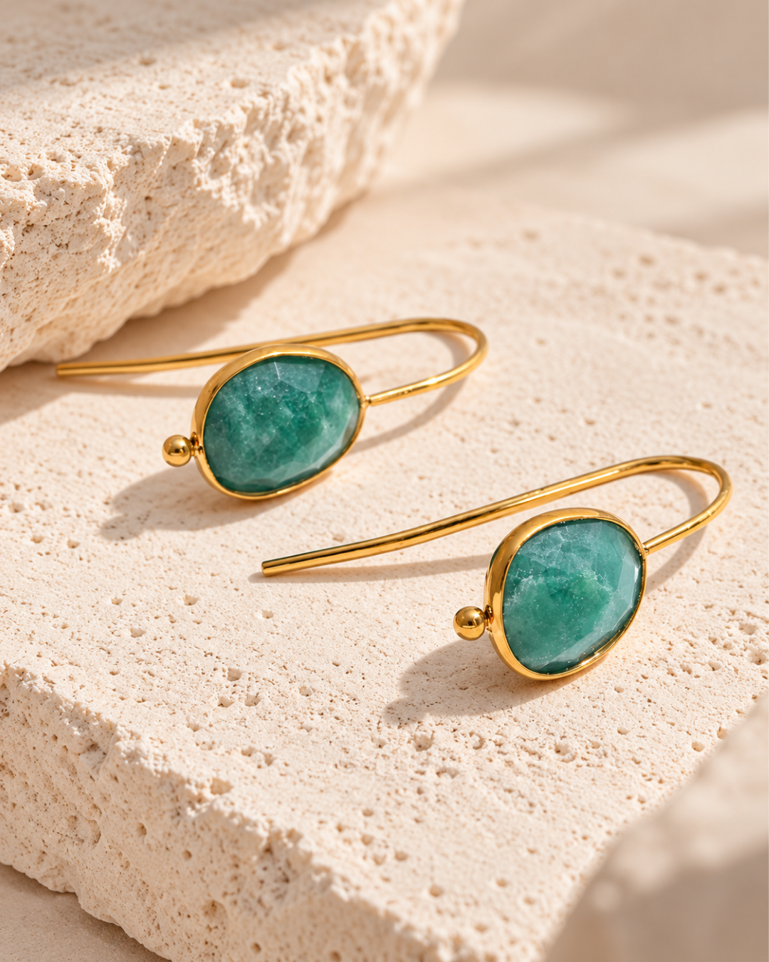 Pendientes Giada de Hanalima: gancho con piedra verde esmeralda
