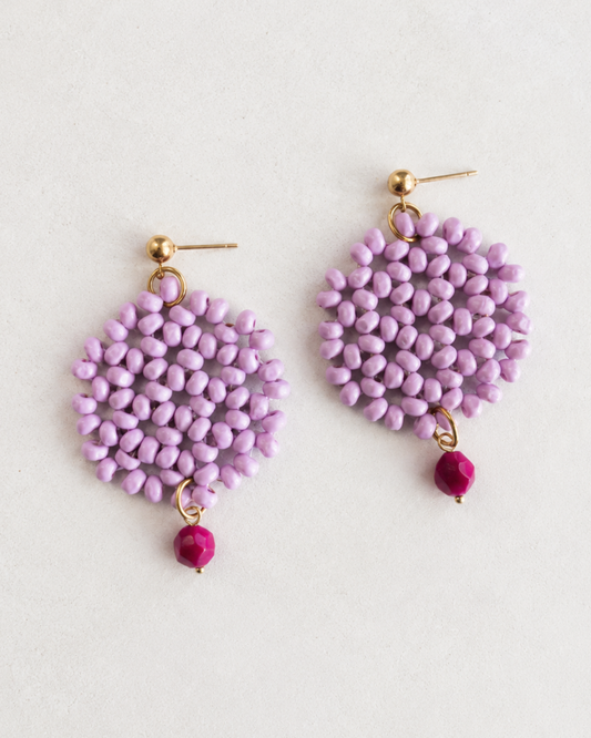 Pendientes Nira lila con piedra de turmalina fucsia facetada
