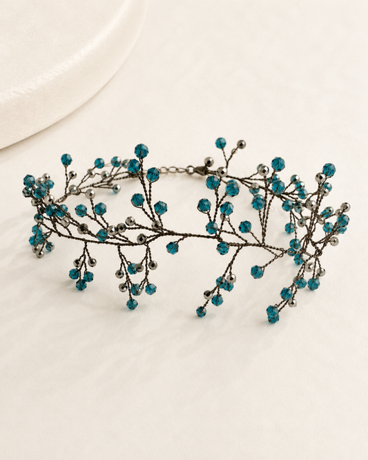 Choker Enebro con rama de cristales azul teal y perlas de vidrio