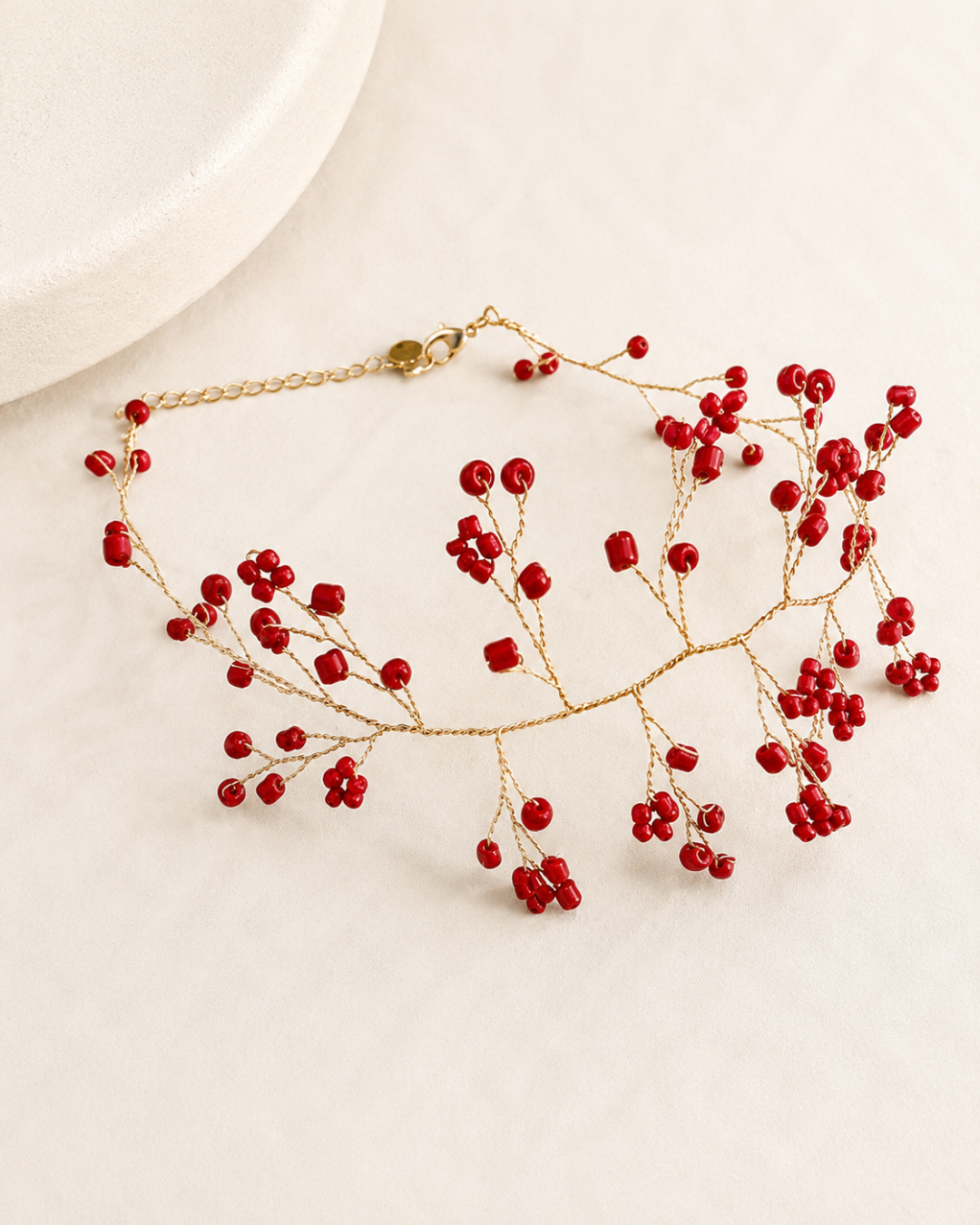 Choker Amapola con rama dorada y cuentas rojas