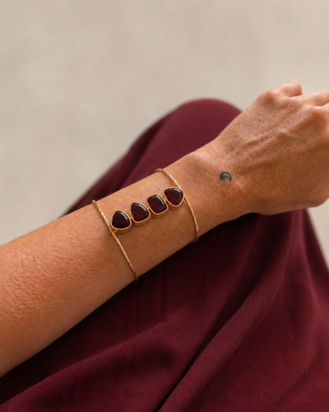 Detalle del brazalete Vera con acabado martelé dorado