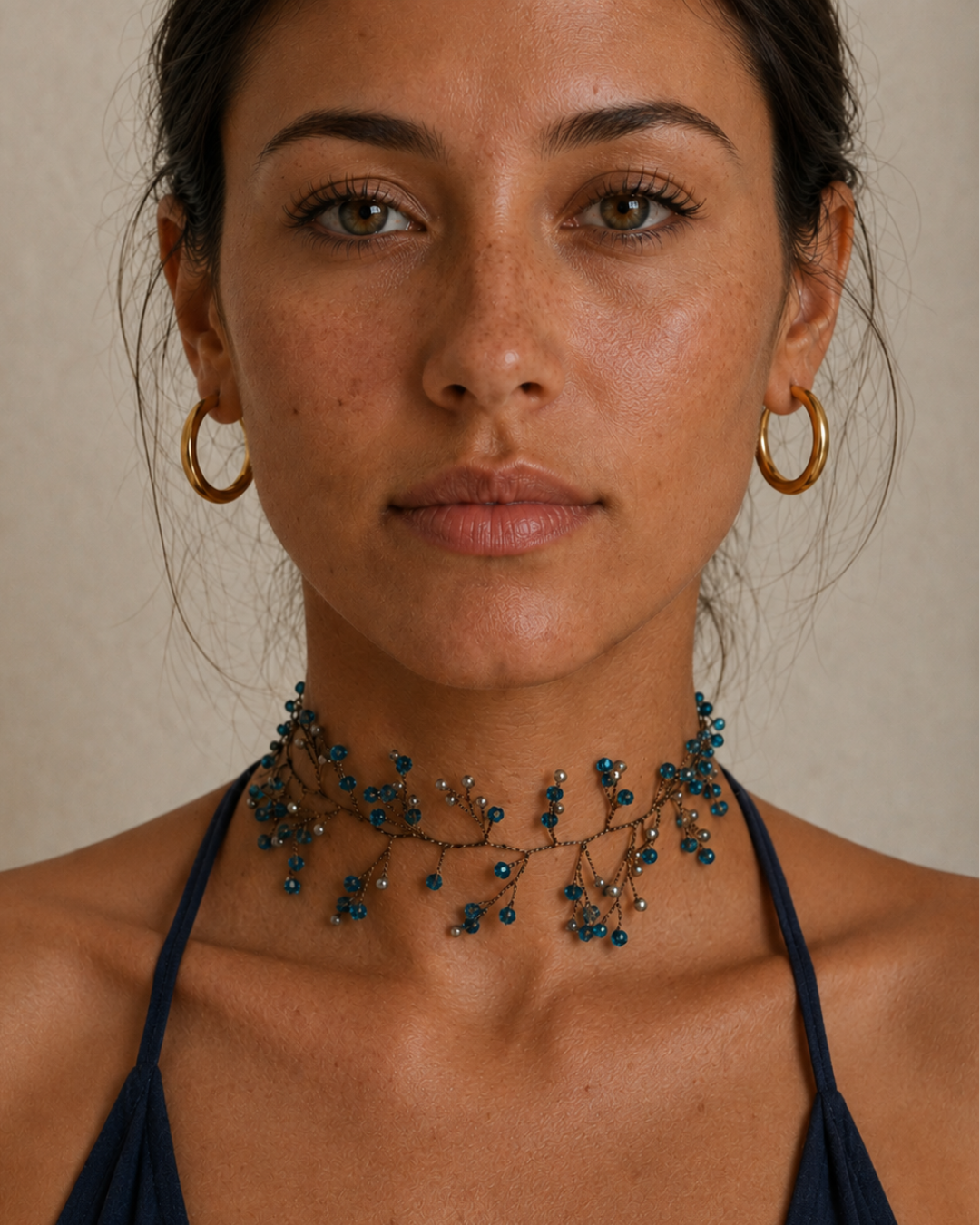 Choker Enebro puesto sobre el cuello