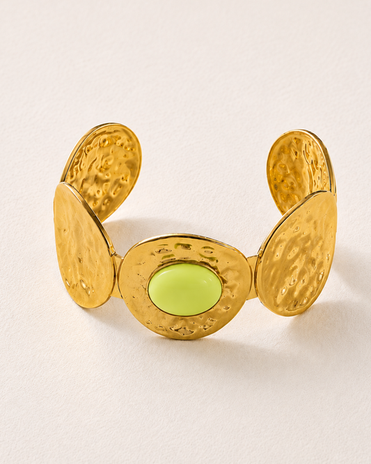 Brazalete Nia Lima con piedra oval en concha verde lima y cinco discos martelé