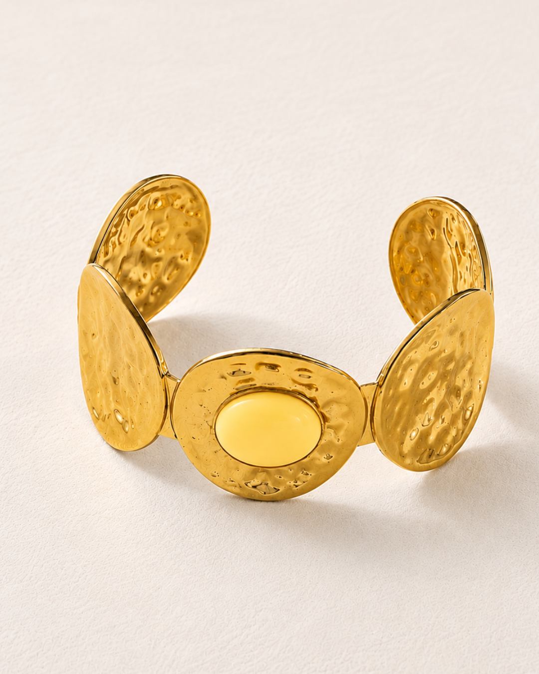 Brazalete Nia Amarillo con piedra oval en concha amarilla y cinco discos martelé