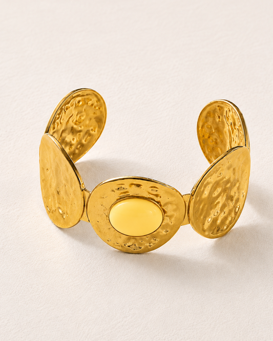 Brazalete Nia Amarillo con piedra oval en concha amarilla y cinco discos martelé