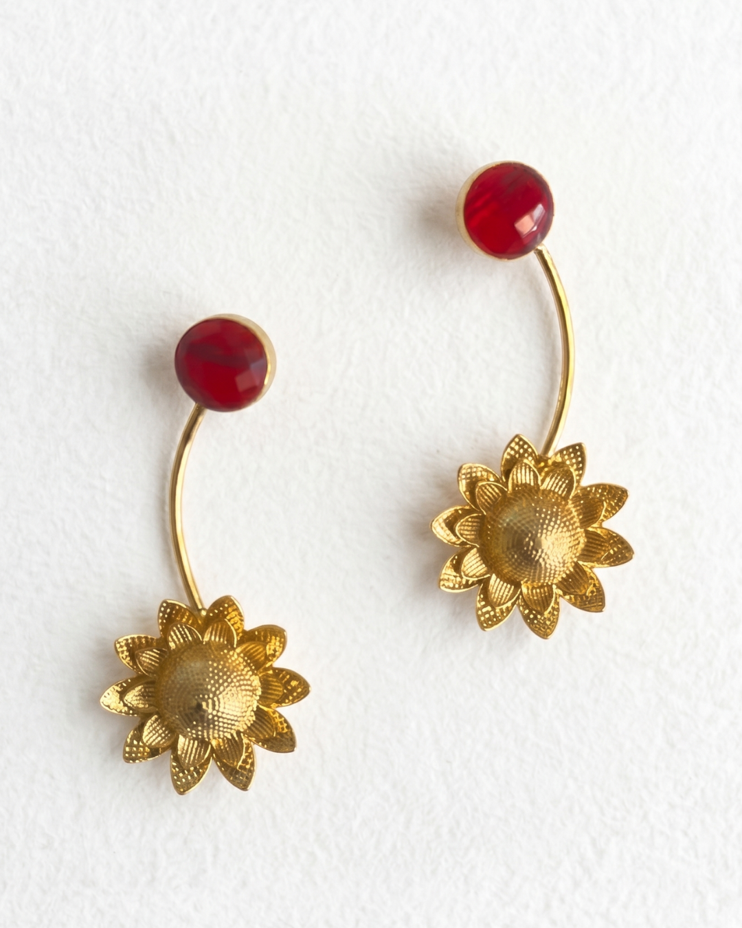 Pendientes Sol cristal rojo flor loto dorada artesanales boda Hanalima