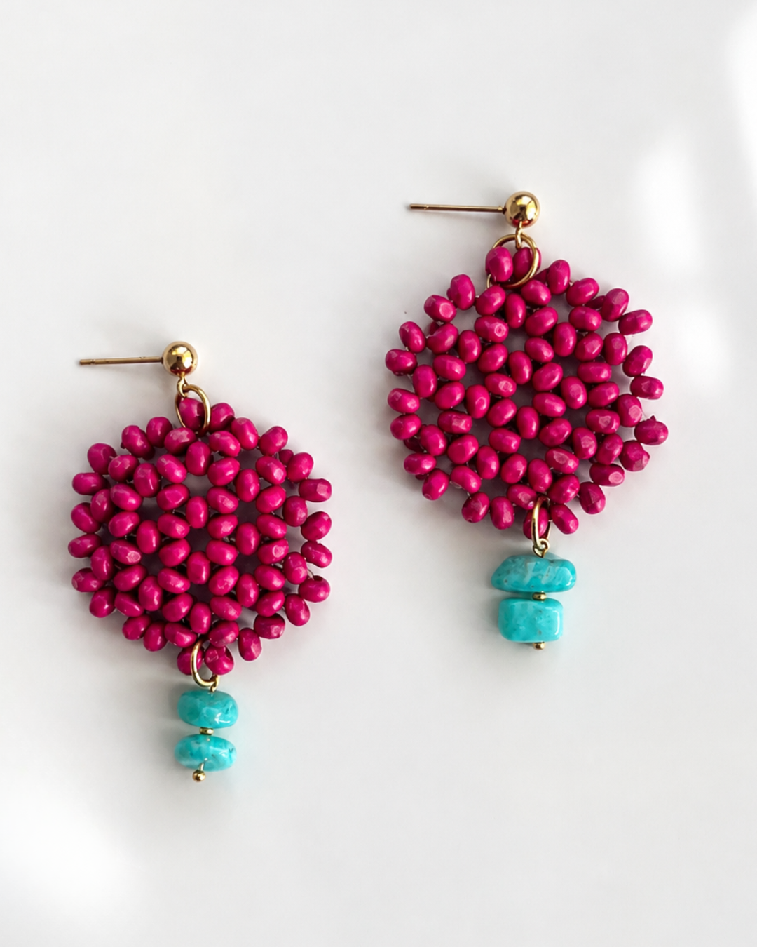 Pendientes Fresia fucsia con piezas turquesa colgantes