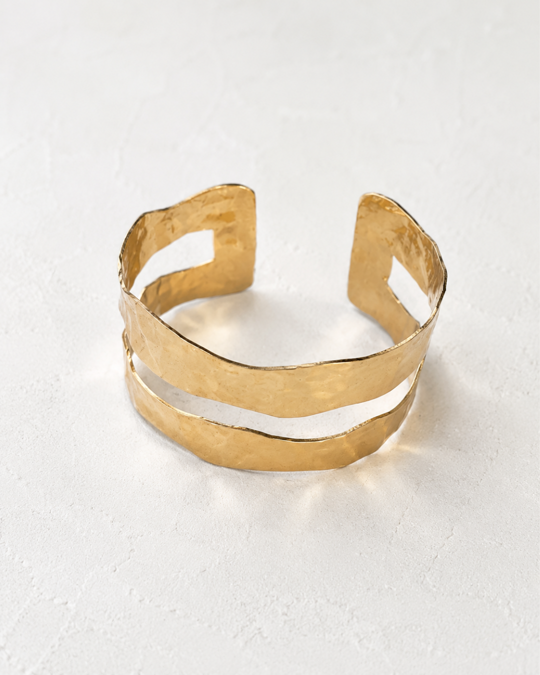 Brazalete Aina dorado martelé con doble banda ondulada