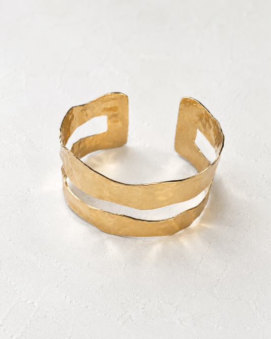 Brazalete Aina dorado martelé con doble banda ondulada