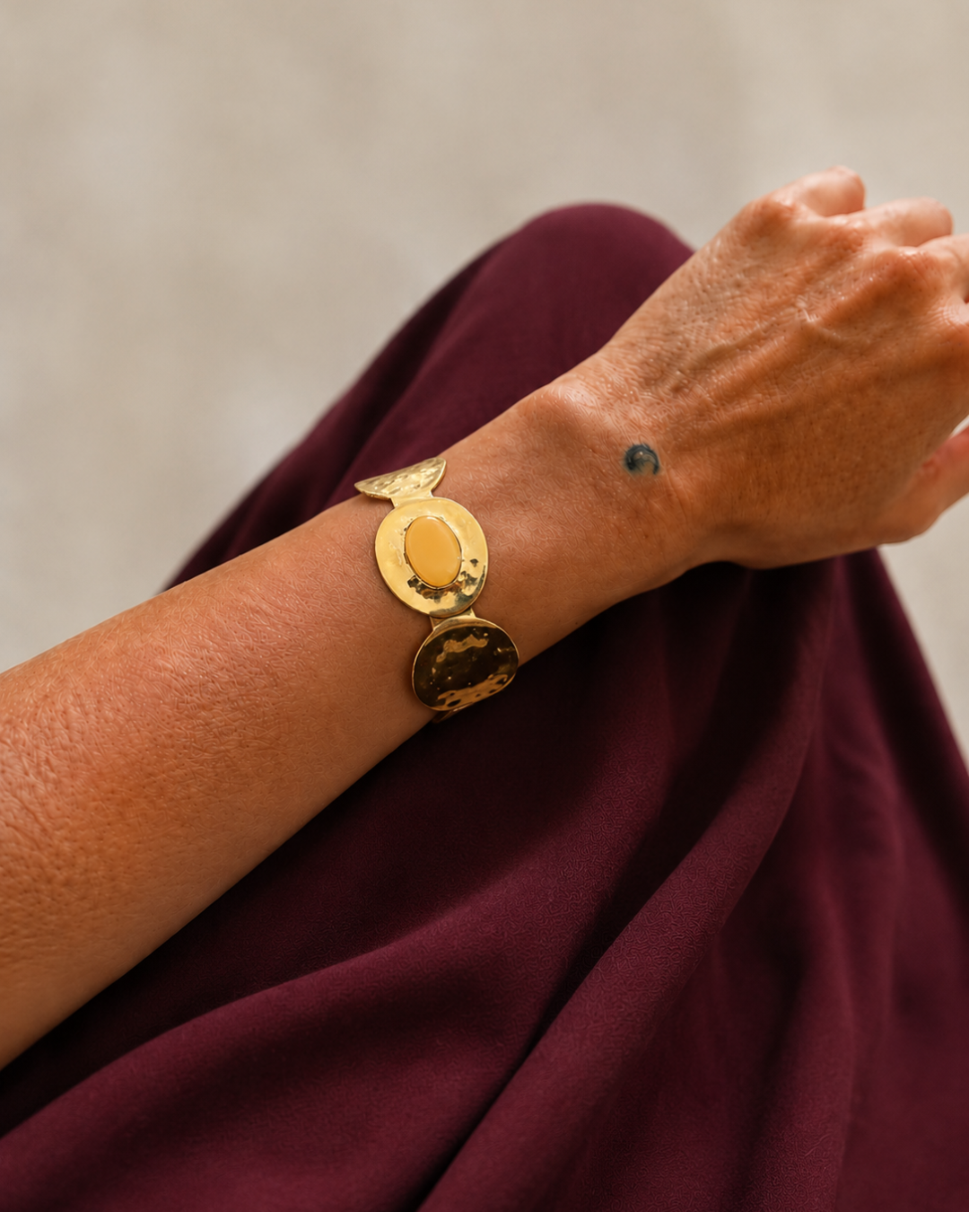 Detalle de la piedra oval del Brazalete Nia Amarillo
