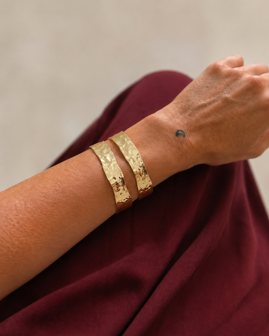 Detalle del acabado martelé del Brazalete Aina