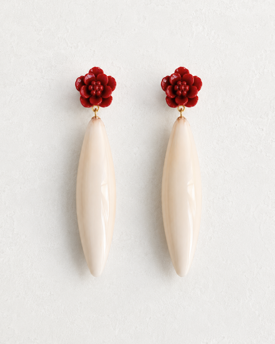 Pendientes Duna marfil largos con flor de resina roja