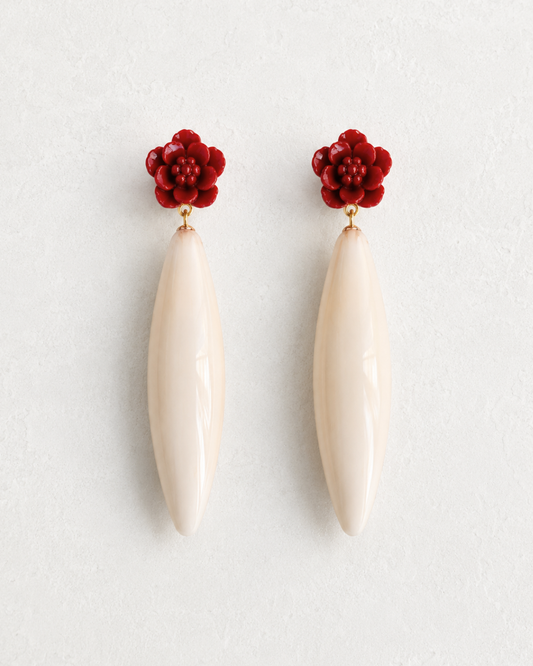 Pendientes Duna marfil largos con flor de resina roja