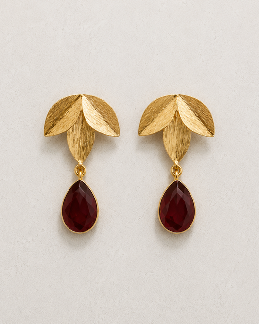 Pendientes Hera dorados con gota de cristal facetado burdeos