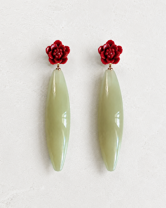 Pendientes Yela verde jade largos con flor de resina roja
