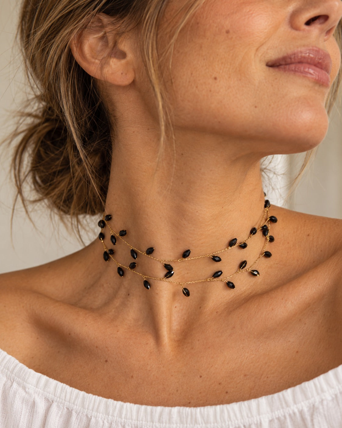 Choker Mathilde de Hanalima: alambre dorado doble vuelta con cuentas negras facetadas