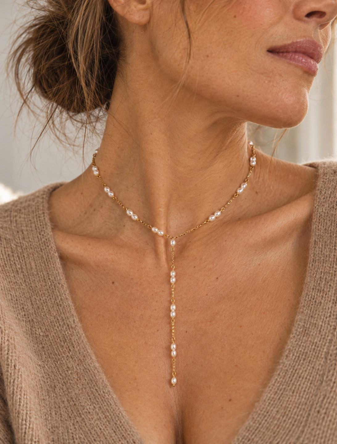 Collar Juliette lariat de perlitas puesto en modelo