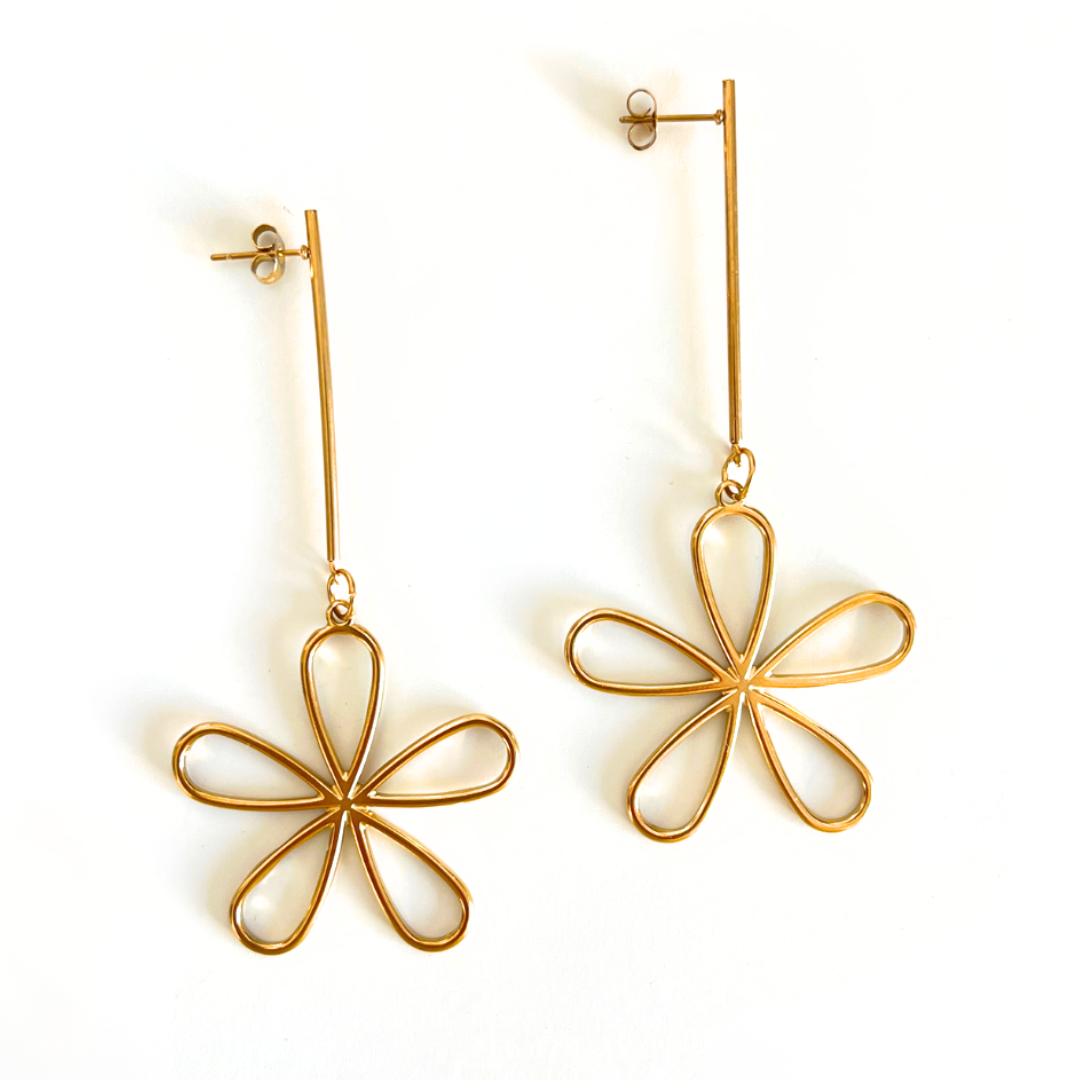 Pendientes Amelie dorados artesanales forma flor Hanalima