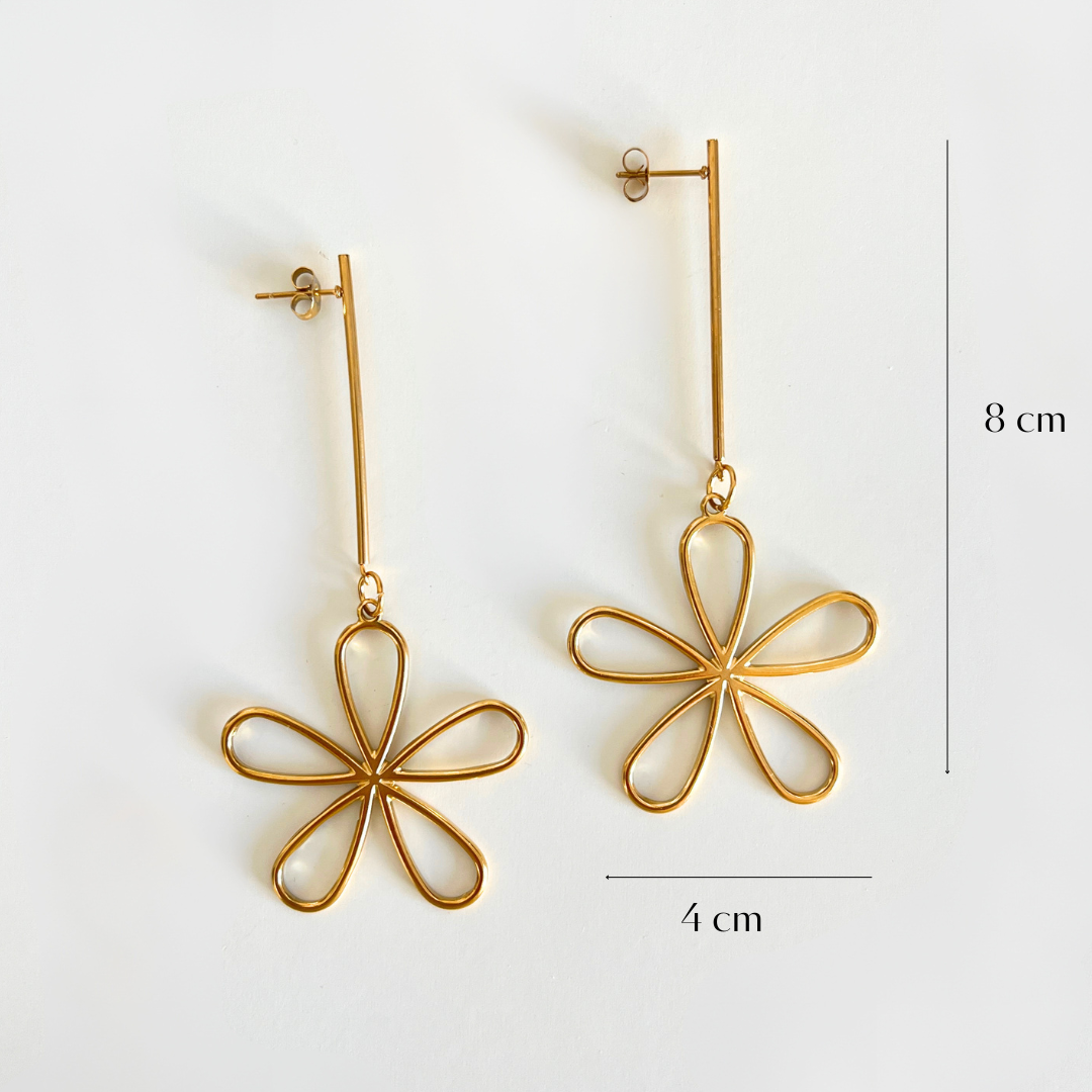 Detalle Pendientes Amelie dorados forma flor ligeros artesanales