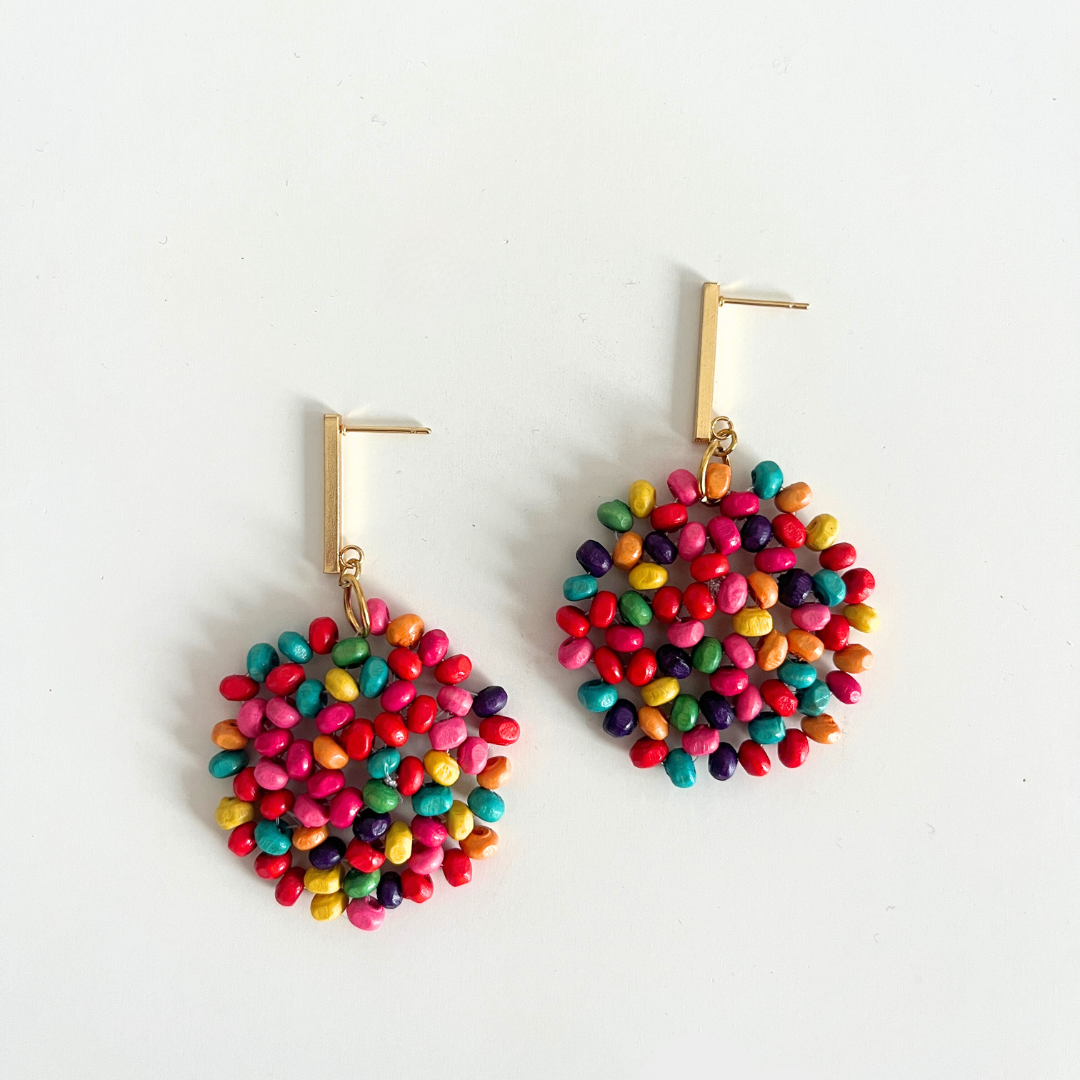 Detalle Pendientes Caelia Colores artesanos dorados acero inoxidable  color