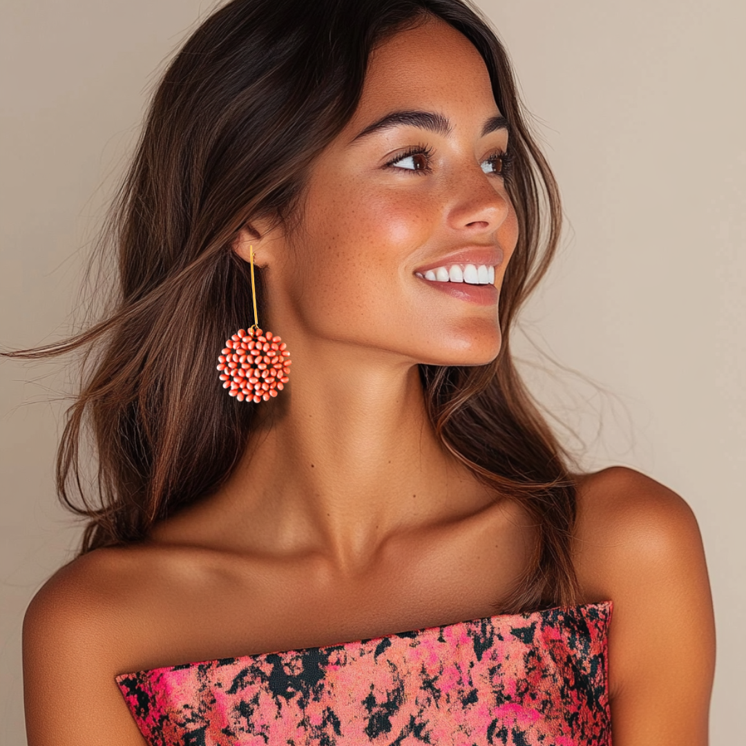 Pendientes Caelia Rosa Palo lucidos en un look de invitada boda