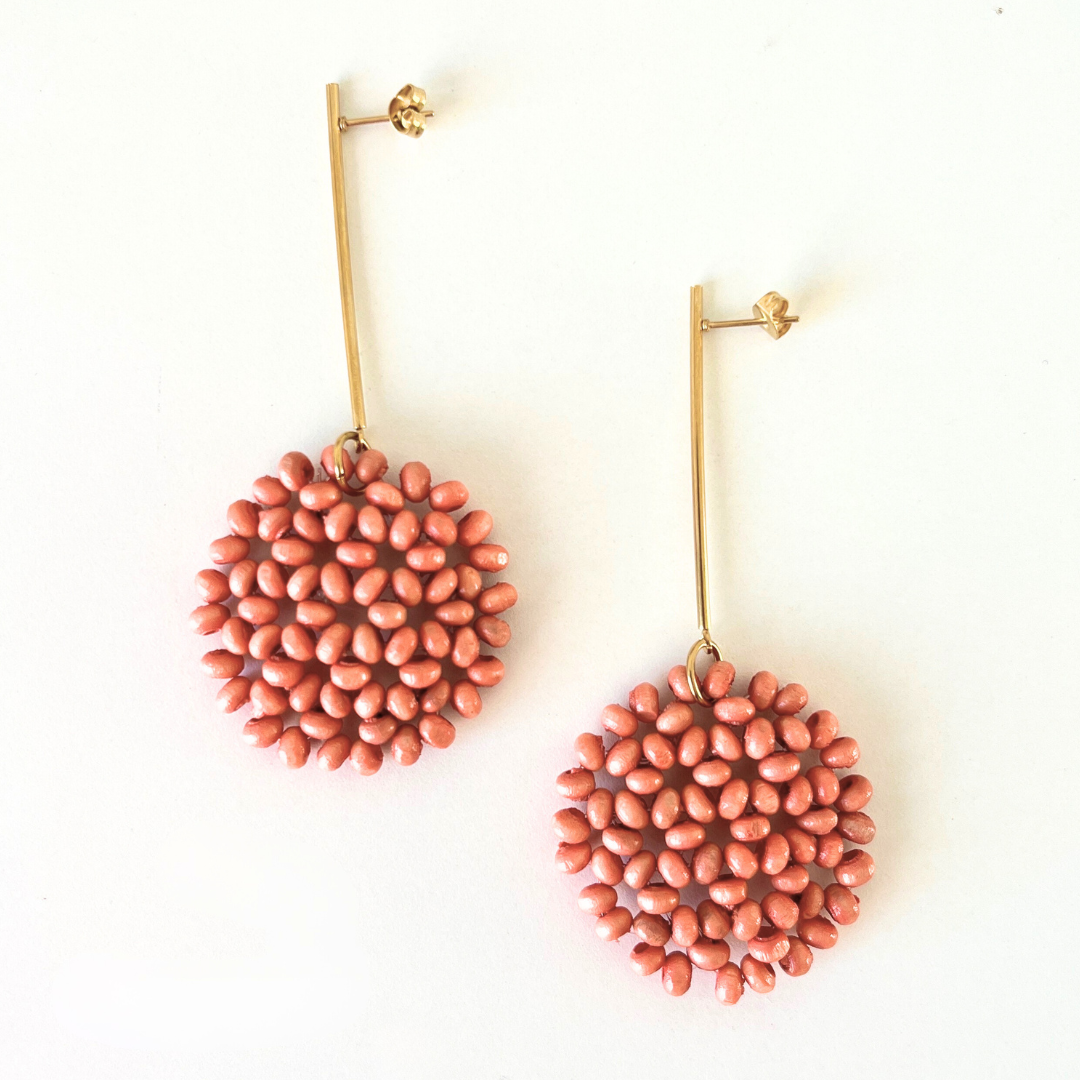 Detalle de los Pendientes Caelia Rosa Palo grandes en acero inoxidable dorado